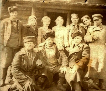 Работники Мотского лесничества. 1940г. (справа в шинели лесничий Батанов)