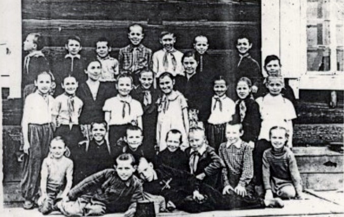 Ученики начальной школы с. Моты. 1935 г.