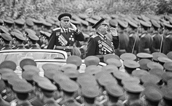 А. П. Белобородов командует парадом на Красной площади. 1964 г..jpg