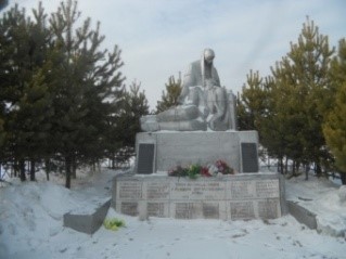 Памятник Скорбящая мать в с. Баклаши.jpg